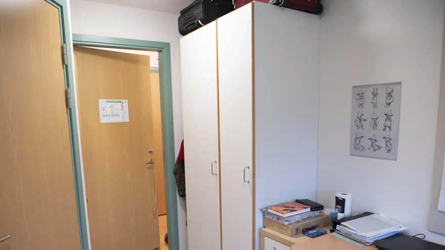 Garderober och skrivbord, litet enkelrum, Nybo