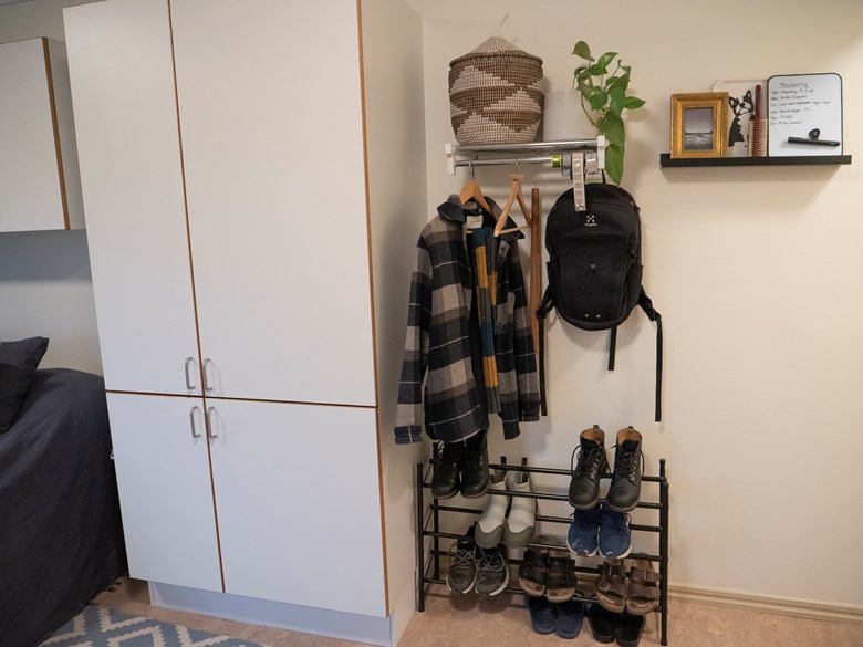 Skåp och garderober samt en hatthylla och skohylla i ett dubbelrum på internatet i Lillebo.