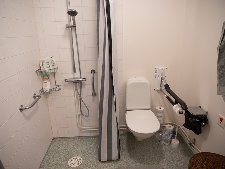 Dusch och toalettstol, stort enkelrum, Nybo internat.